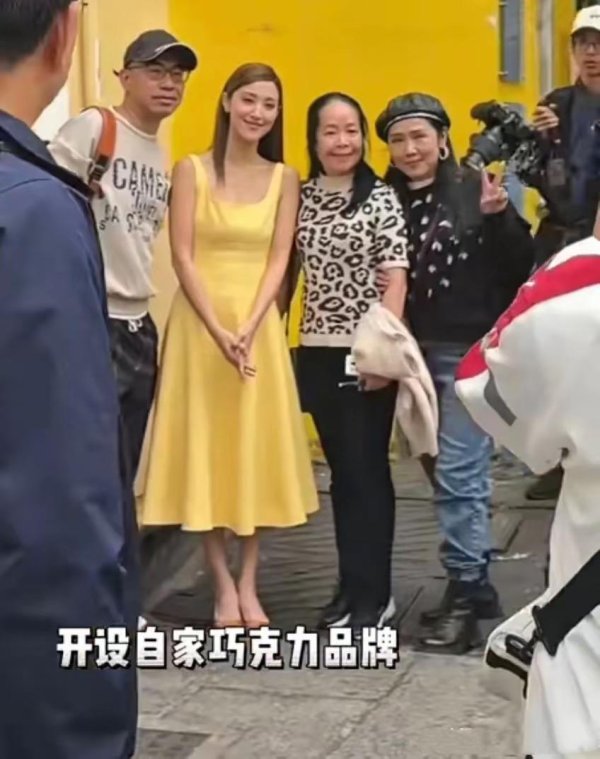 玖联优配 34岁陈凯琳香港开甜品店，大热天脖子挂托盘跑路推，为养仨娃真拼