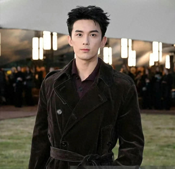 金牛配资 这一夜，25岁的张婧仪秒了45岁的汤唯，才明白端庄大气与年龄无关